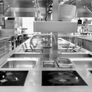 Bakker Vakkeuken_Van der Valk Assen_mooie horeca keuken in grijs wit